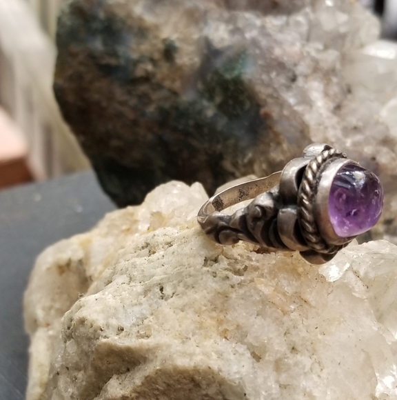 Vintage Amethyst and Sterling Silver Ring - Picture 2 of 6